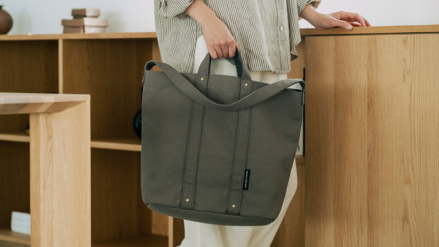 Lサイズはワインボトルも余裕で入る高さ【DEAN & DELUCA「コットントートバッグ　カーキ」】