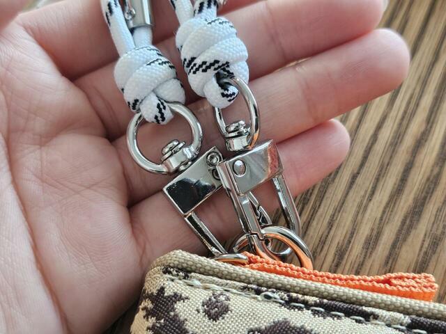 【niko and…（ニコアンド） オリジナルストラップ付きZIP財布】付属のストラップはカラビナ式で取り外し可能です