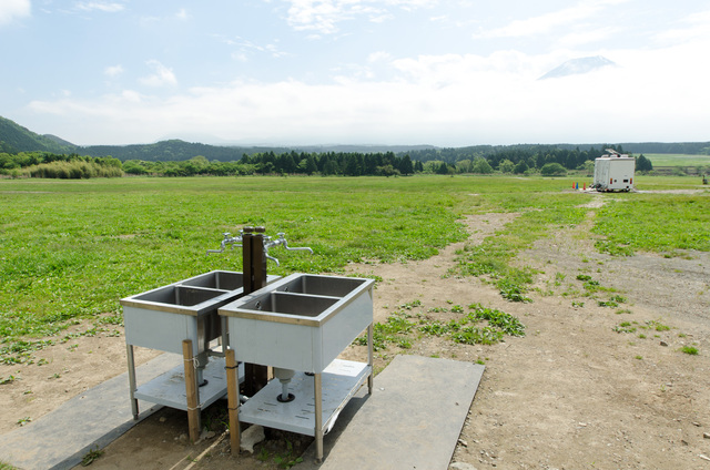 水は、背後の毛無山から引いてきているとのこと。すっきりとして、雑味のない味わいで、美味い｜静岡県富士宮市「ふもとっぱら」キャンプ場