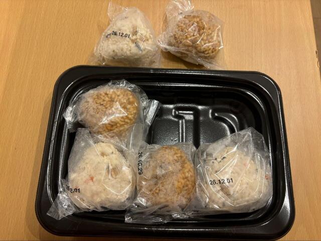 【ロピア おかか焼きおにぎり(鮭入り)&鶏五目おにぎり(6個入り】1個ずつ個包装なので、食べたい分だけ取り出せます◎忙しい朝や小腹対策にも便利です!