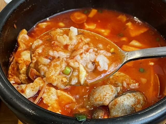 【釜めし 大統領】ふやけたおこげご飯をいれると、スンドゥブがお茶漬けに変身！