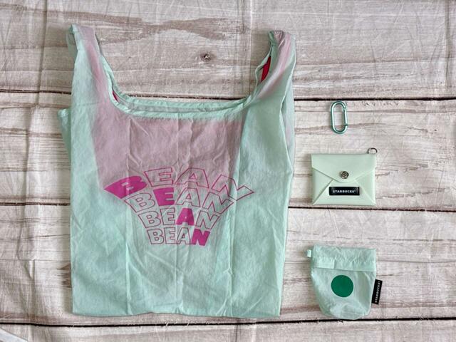 エコバッグ、バッグを収納できるカップ型ポーチ、カード類を収納できるカードケース、バッグなどに取り付けられるカラビナのセット