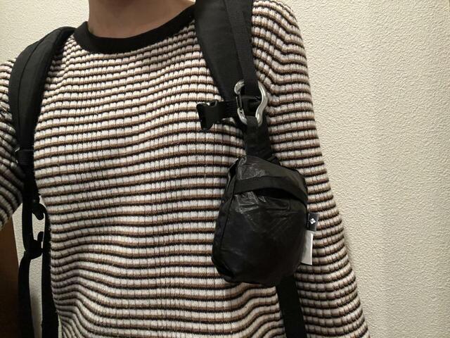 【mont-bell U.L.ナップサック】カラビナを取り付けられるループがあるため、ポケッタブル状態でリュックなどにつけることも可能です♪