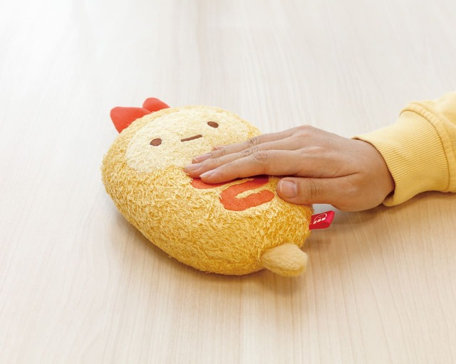 【すみっコぐらし】「ぬいぐるみ　えびふらいのしっぽ（アメリカンドッグ）」￥1,650　平たいぬいぐるみが登場♪