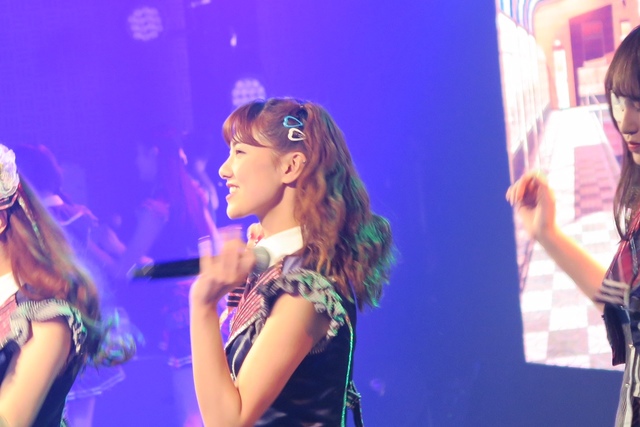 劇場には「佐江醤(ちゃん)。卒業おめでとう」のタオルで、ファンも応援。