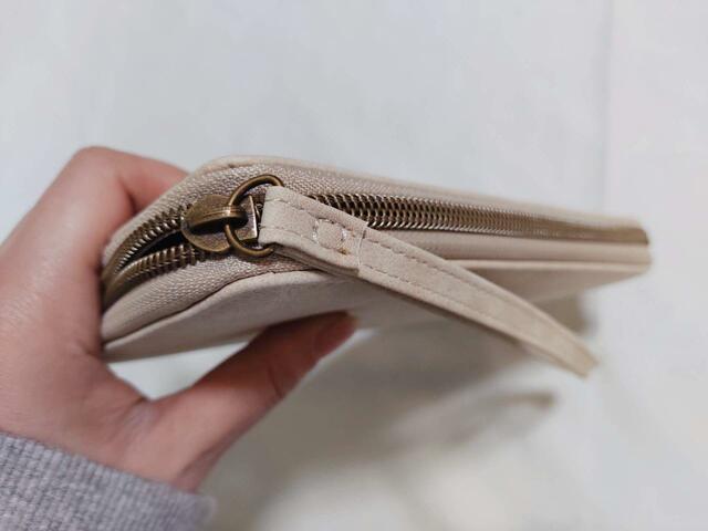 ファスナーは「コの字型」