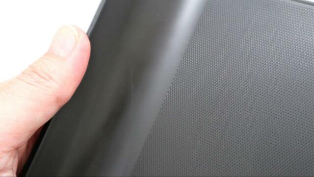 【ダイソー ちょこっとまな板】表面の凹凸で食材が滑りにくく、水切れも良い