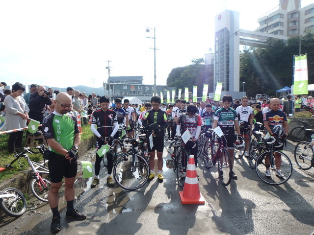 ツール・ド・東北2015／出場者から応援に駆けつけた方々まで、一斉に黙祷を捧げる