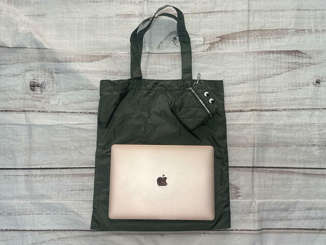 13インチのMacBook Airもラクラク収納可能