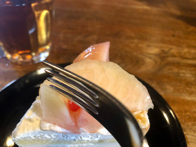 【シャトレーゼ　山梨県産完熟桃のレアチーズタルト】それでは早速いただきます！