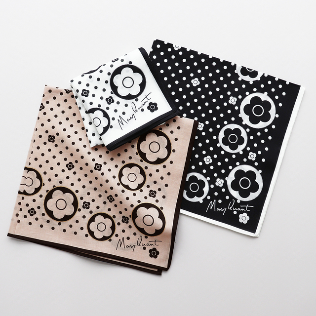 【マリークヮント春の新アイテム】ハンカチ／￥1,100　さり気なく見えるシルバーやゴールドのラインがポイント！