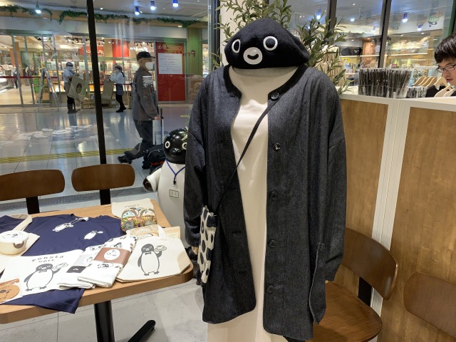 ベレー帽にコート、ワンピースなど全身Suicaペンギンでコーディネート