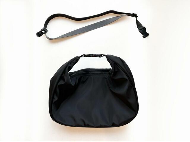 【green label relaxing 2WAY ハッスイ ショルダー バッグ】ハンドバッグとしても使える2WAY仕様。ストラップを外してバックルを留めればOK！