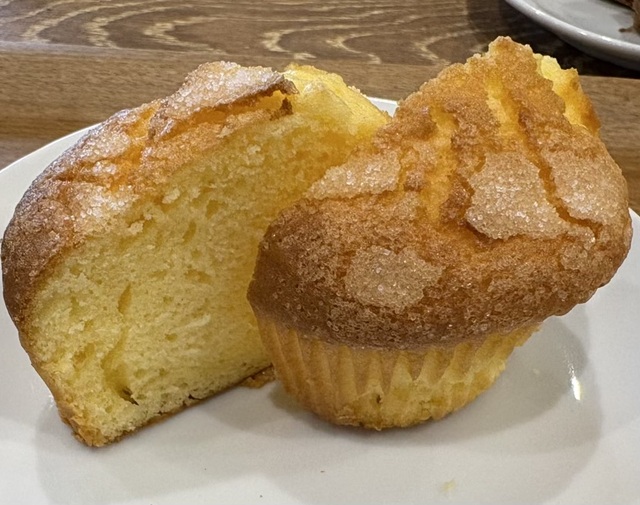 【カインズ グッドモーニングセット】上に砂糖がかかっていて、香ばしさと卵の香りがたまらないプーレン味