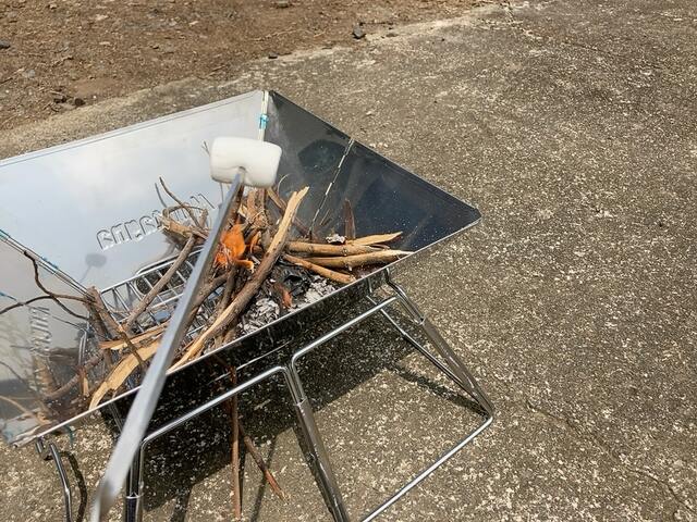 【ワークマン 折り畳みBBQグリル】四角型なので四方から全員が炙りやすい