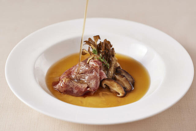 「牛肉ときのこのしゃぶしゃぶ風コンソメ仕立て」<期間:2024年10月12日〜14日>【おばけのスイーツや秋の本格料理が楽しめる『ハロウィーンスイーツブッフェ』3日間の限定開催!】