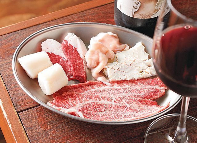 関西ホルモンの名店11／ホルモン ワイン プコチーニ（塚口）　ホルモンの盛り合わせ 600円、グラスワイン 380円～