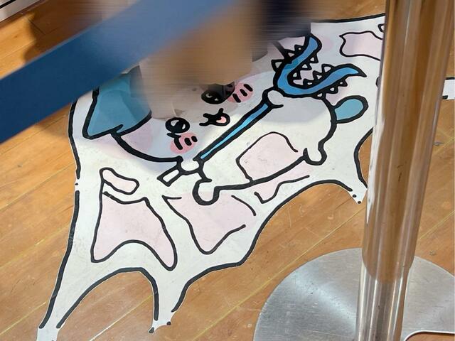 お会計を待っているときは床にも注目しましょう!