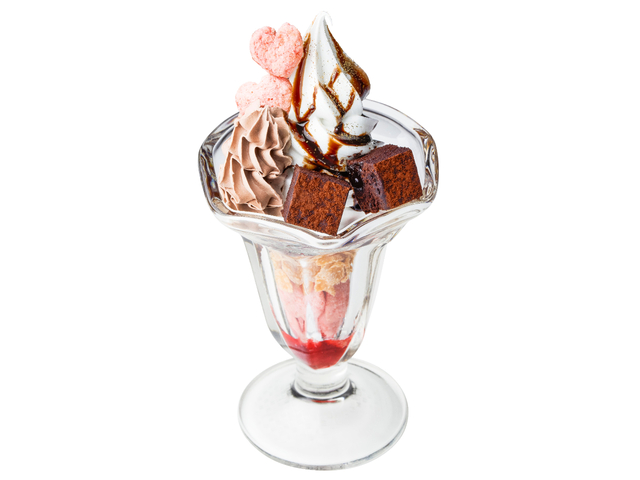 「生チョコ風濃厚リッチガトーショコラ&ストロベリーハートパフェ」<価格:690円(税込)>【バレンタイン限定!金箔がリッチなサンマルクカフェの「プレミアムチョコクロ 濃厚リッチガトーショコラ」販売決定!】