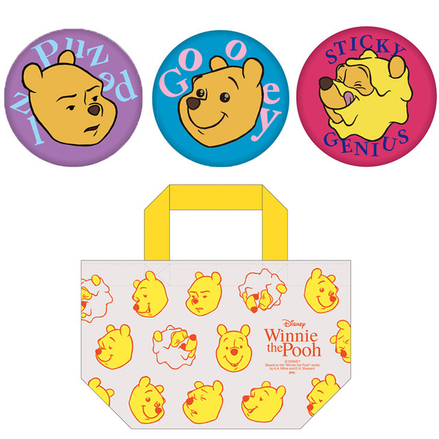 刺繍缶バッジ 693円、ミニバッグ 2,420円|ディズニー「くまのプーさん」おひさまマーケット