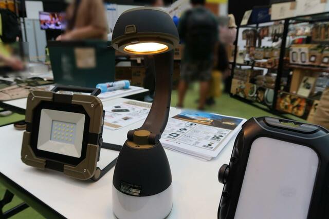 ヴァリアブル ランタンライト 乾電池式/980円/スタンドにした状態