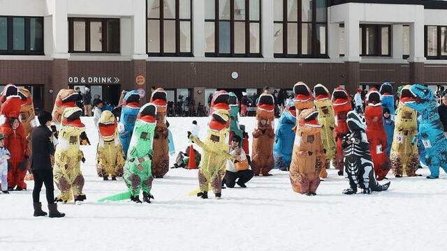 スキージャム勝山「ティラノサウルスレース」の模様