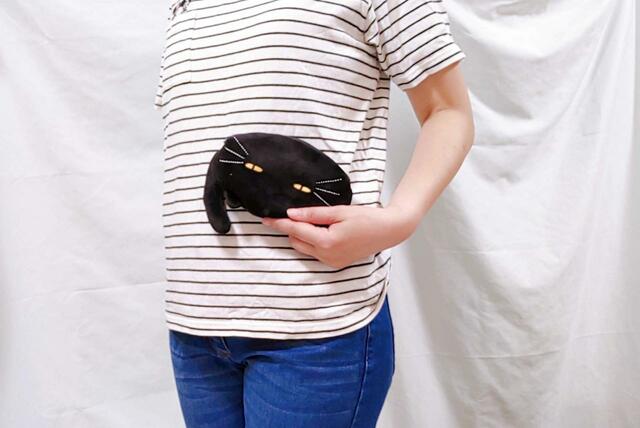 カジュアルなファッションに合わせてみた【ニトリデコホーム：デコネコ（フラットポーチ）価格799円】