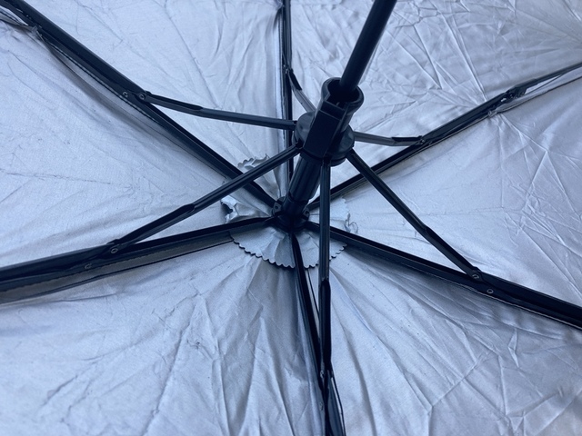 【3COINS 晴雨兼用折傘持ち手カラビナ】親骨の長さは約50cmです