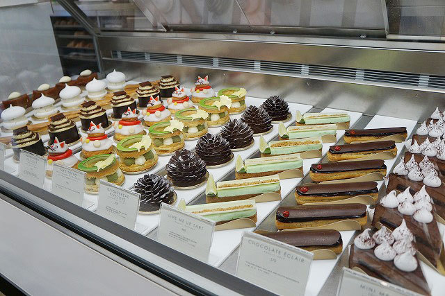 ショーケースには、日本限定「パリス　トウキョウ」756円、 「モンブラン　ワガシ」648円など（税込）