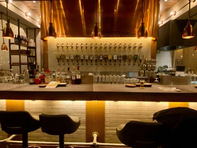 【YONA YONA BEER WORKS 新宿東口店】タップの正面の特等席でありながら1人の時間も楽しめるカウンター