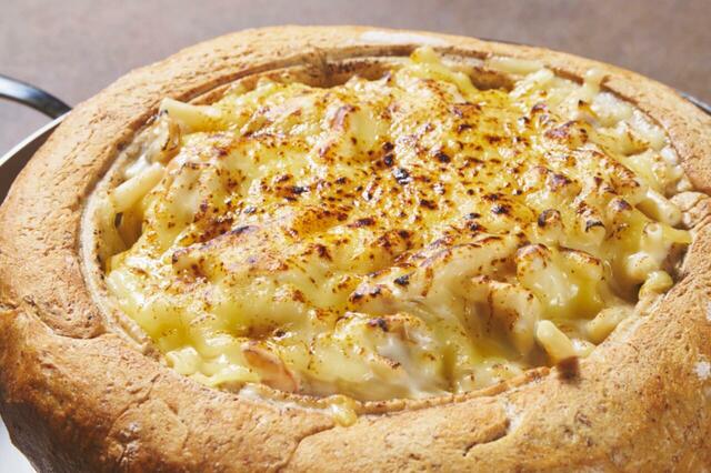 「ホールブレッドグラタン」＜期間：2026年3月10日〜7月6日＞【【沖縄】進化した“至福の海老づくしビュッフェ”！「ヒルトン沖縄北谷リゾート」の大人気ビュッフェが3年連続で開催されます！】