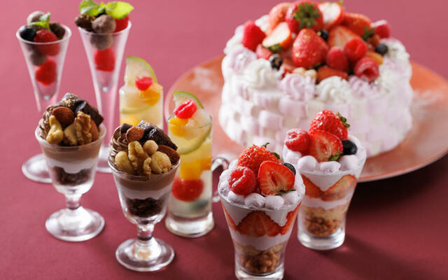 「華やかなスイーツ」【「高知の真鯛の藁焼き」や「クリスマスメニュー」も登場!浅草ビューホテルで約100種類の多彩な料理と絶景を味わうブッフェ!】