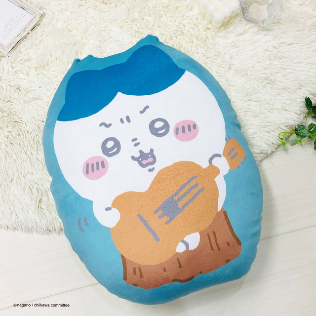 「ちいかわ ダイカットクッション （ハチワレ）」3,080円（税込）