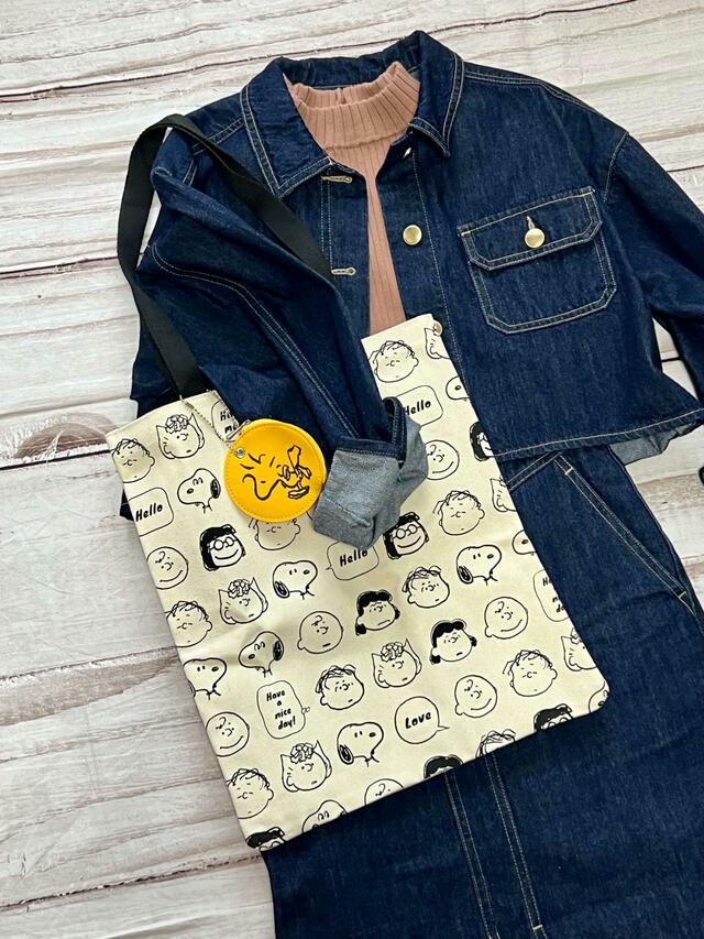 デニムのセットアップにも◎。カジュアルなコーデに合わせるのがおすすめ【sweet 2023年11月号付録】「PEANUTS（ピーナッツ）ビッグサイズトート＆まんまるミニポーチ」