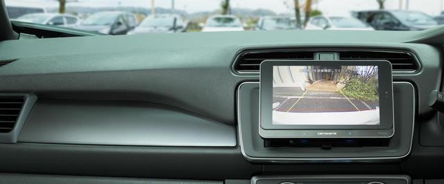 シフトをリバースに入れれば、自動的にバックカメラの映像に切り替わります。しかもガイドラインもきちんと表示されるのがうれしいポイント！