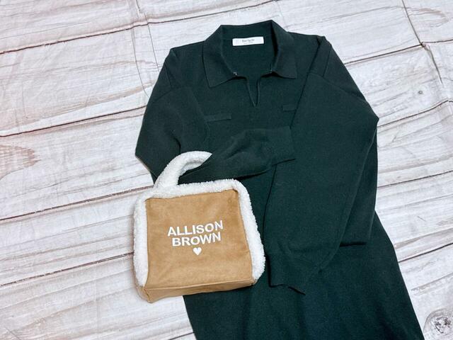 ニットドレスにはショルダーストラップを外してハンドバッグ風にコーデ♪