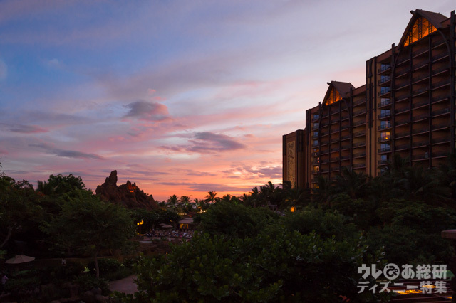 ロビー「マカアラ」前のテラスから眺める夕景｜アウラニ・ディズニー・リゾート & スパ コオリナ・ハワイ