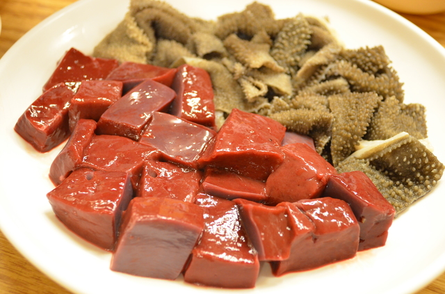 専門店のレバ刺し(カン)とセンマイ(チョニョプ)12000ウォン