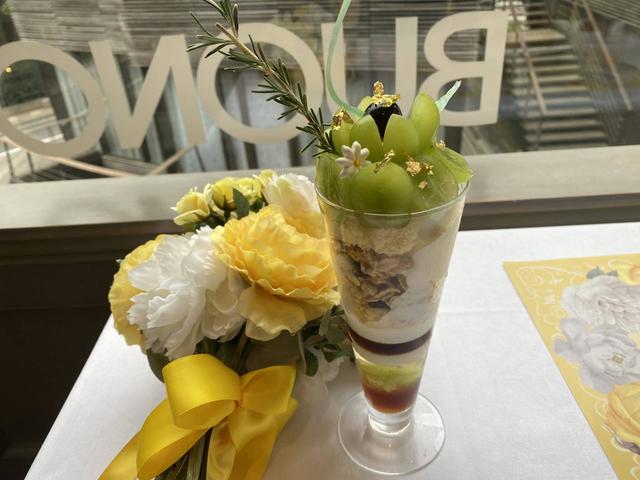 プレミアムシャインマスカットパフェと花束