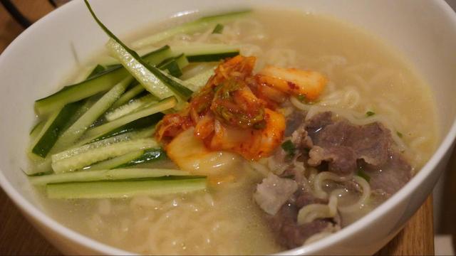 4分後に火を止め、お皿にスープごと注ぎ、具材を盛り付け完成！