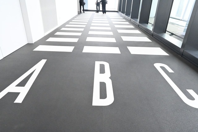 【デザインあ展neo】「横断歩道はどれ？」／実際に歩いて正解をセレクト。答えは「デザインあ展neo」でチェックしてみてください！