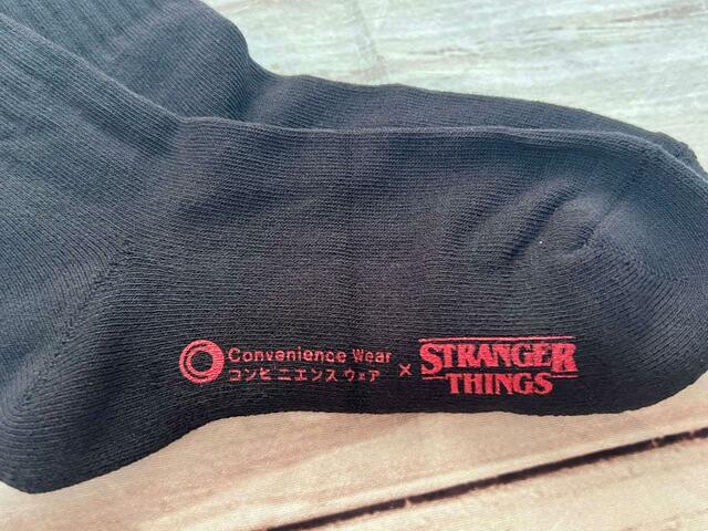 足底にはコンビニエンスウェアとストレンジャー・シングスのWネームのラバープリントが…！