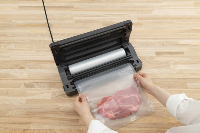 【アイリスオーヤマ・真空パック機】真空パック機に食材をセットするだけ！