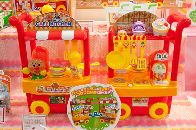 【知育・幼児玩具】部門5位 アンパンマン ワゴンでおとどけ!できたてカフェキッチン/6980円/ジョイパレット