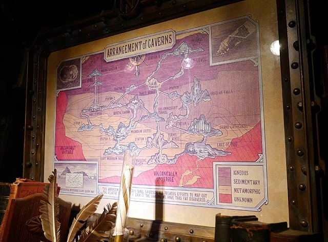 19. マグマサンクタムツアー　書斎の地図。実際にゲストが冒険する場所も ©Disney