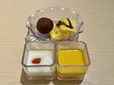 【甜點菜楼ルミネエスト新宿】(左上から時計回り)ライチ、マーラーカオ、マンゴープリン、杏仁豆腐
