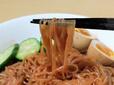 【アイ・ジー・エム 李王家ビビン麺 1480g（185g×8食） 1468円】のどごしがよい細麺に甘辛ソースがよく絡む