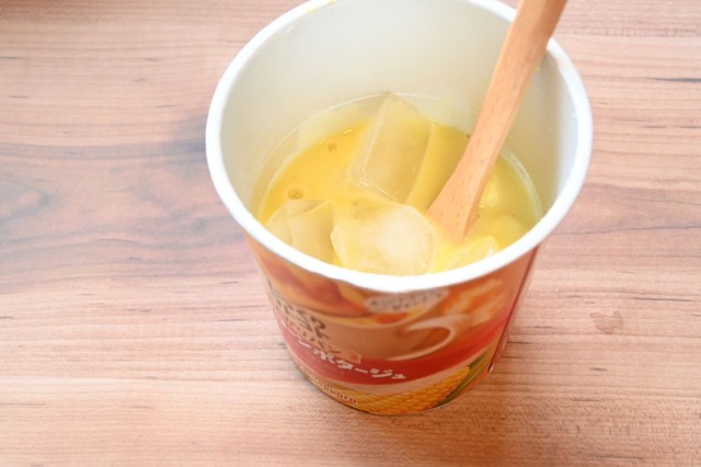 【コーンポタージュそうめん】氷、めんつゆを入れる