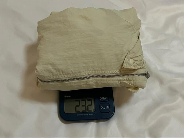【ワークマン レディース撥水ギャザージャケット】重さを量ってみると約232g。超軽量です