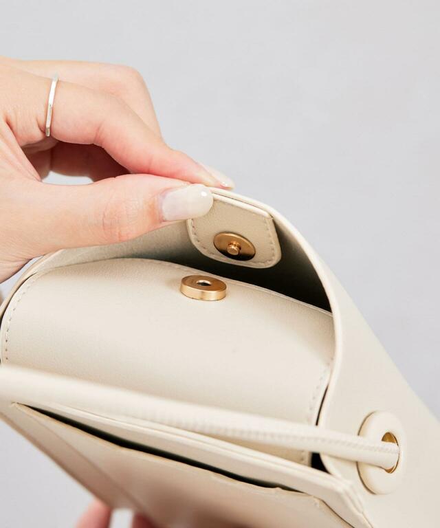 【3COINSの2024年秋の売れ筋バッグランキング 7位】「スクエアショルダーバッグ」880円（税込）